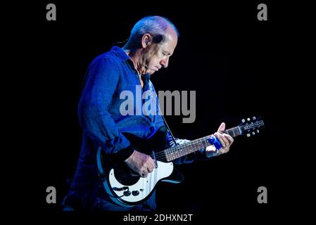 Mark Knopfler, chanteur britannique, auteur-compositeur et musicien de blues-rock, interprète en direct au festival de musique italien Collisioni 2015. Mark Knopfler est également connu comme le chanteur principal du groupe de rock dire Straits. Banque D'Images