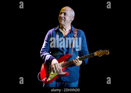 Mark Knopfler, chanteur britannique, auteur-compositeur et musicien de blues-rock, interprète en direct au festival de musique italien Collisioni 2015. Mark Knopfler est également connu comme le chanteur principal du groupe de rock dire Straits. Banque D'Images