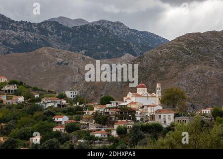 Le village de Lakkoi montrant l'église orthodoxe d'Agios Antonios, et les montagnes en arrière-plan, Crète, Grèce Banque D'Images