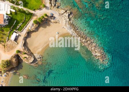 Vue aérienne de haut en bas de la plage Paralia Panormos à Panormas, Rethymno, Crète, Grèce Banque D'Images