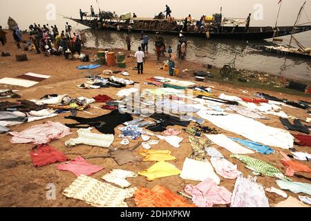 À Ségou, au Mali, des vêtements fraîchement lavés sont disposés pour sécher au soleil le long des rives du fleuve Niger. Banque D'Images