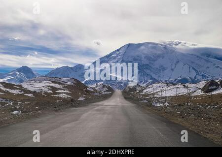 La route de Karakoram traverse les hauts sommets de la chaîne de montagnes de Pamir entre Kashgar et Taskurgan, dans le Xinjiang, en Chine. Banque D'Images