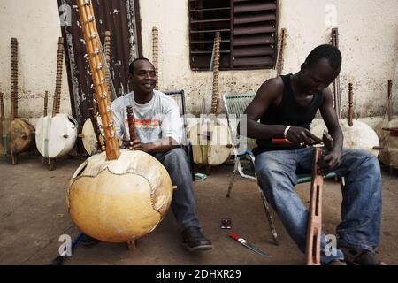 Toumani Diabaté est un joueur kora malien qui a gagné une renommée internationale pour sa musique. Bamako, Mali, Afrique de l'Ouest. Banque D'Images