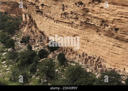 Afrique /Mali/ pays Dogon/village Dogon Bani Hameau construit dans la falaise de grès. Banque D'Images