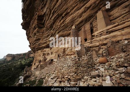 Afrique /Mali/ pays Dogon/village Dogon Bani Hameau construit dans la falaise de grès. Banque D'Images