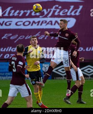 Scottish Championship - Heart of Midlothian / Queen of the South. Tynecastle Park, Édimbourg, Midlothian, Royaume-Uni. 12 décembre 2020. Les cœurs accueillent Queen of the South au championnat écossais de Tynecastle Park, à Édimbourg. Pic montre: HeartsÕ Stephen Kingsley, dirige le terrain de balle. Crédit : Ian Jacobs/Alay Live News Banque D'Images
