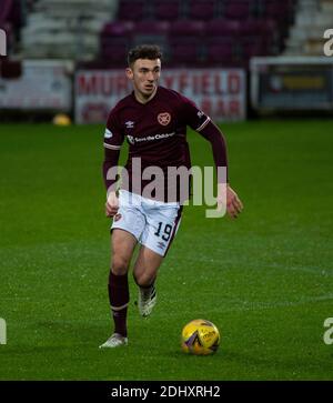 Scottish Championship - Heart of Midlothian / Queen of the South. Tynecastle Park, Édimbourg, Midlothian, Royaume-Uni. 12 décembre 2020. Les cœurs accueillent Queen of the South au championnat écossais de Tynecastle Park, à Édimbourg. Pic montre: HeartsÕ Andrew Irving, apporte le terrain de balle. Crédit : Ian Jacobs/Alay Live News Banque D'Images