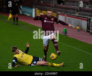 Scottish Championship - Heart of Midlothian / Queen of the South. Tynecastle Park, Édimbourg, Midlothian, Royaume-Uni. 12 décembre 2020. Les cœurs accueillent Queen of the South au championnat écossais de Tynecastle Park, à Édimbourg. Pic shows: La reine de la réserve du Sud, Wullie Gibson, Tackles HeartsÕ Stephen Kingsley. Crédit : Ian Jacobs/Alay Live News Banque D'Images