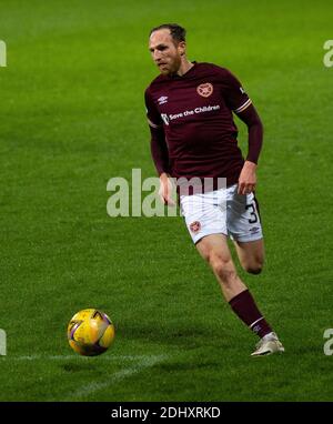 Scottish Championship - Heart of Midlothian / Queen of the South. Tynecastle Park, Édimbourg, Midlothian, Royaume-Uni. 12 décembre 2020. Les cœurs accueillent Queen of the South au championnat écossais de Tynecastle Park, à Édimbourg. Le pic montre: Le centre-arrière de coeur, Aidan White, apporte le terrain de balle. Crédit : Ian Jacobs/Alay Live News Banque D'Images