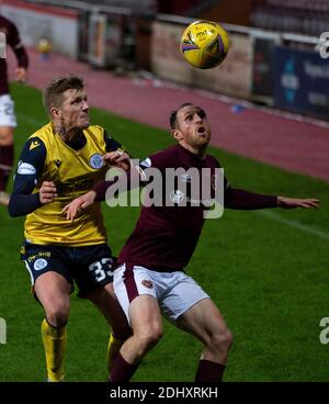 Scottish Championship - Heart of Midlothian / Queen of the South. Tynecastle Park, Édimbourg, Midlothian, Royaume-Uni. 12 décembre 2020. Les cœurs accueillent Queen of the South au championnat écossais de Tynecastle Park, à Édimbourg. Pic shows: Heartss' Center-Back, Aidan White, protège le ballon de la Reine de la Réserve du Sud, Wullie Gibson, Credit: Ian Jacobs/Alamy Live News Banque D'Images