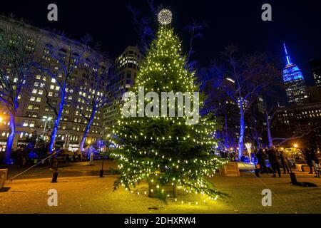 L'arbre de Noël dans Madison Square Park avec le bâtiment MetLife en arrière-plan. (Photo : Gordon Donovan) Banque D'Images
