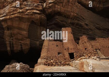 Afrique /Mali/ pays Dogon/village Dogon construit dans la falaise de grès. Banque D'Images