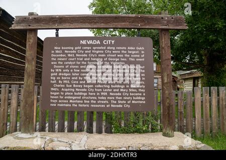 Nevada City, Montana - 29 juin 2020 : panneau signalant l'histoire de la ville fantôme du Nevada et de la ville de Virginie Banque D'Images