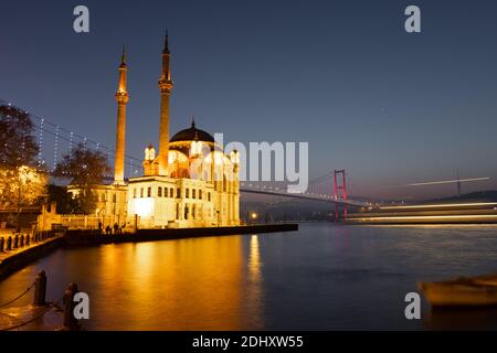 Buyuk Mecidiye Ortakoy Mosque in Istanbul, Turquie Ville Banque D'Images