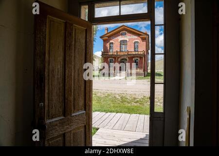 Bannack, Montana - 29 juin 2020 : vue d'un bâtiment abandonné, porte du célèbre Hôtel Meade, dans la ville fantôme Banque D'Images