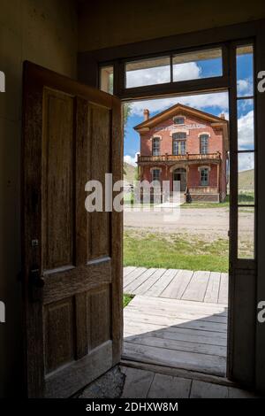 Bannack, Montana - 29 juin 2020 : vue d'un bâtiment abandonné, porte du célèbre Hôtel Meade, dans la ville fantôme Banque D'Images