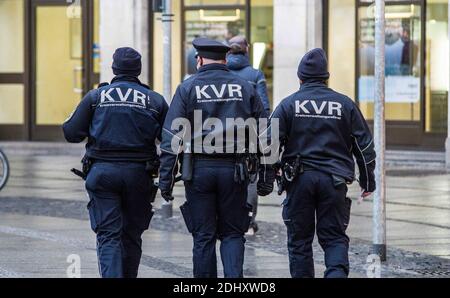 Munich, Bavière, Allemagne. 12 décembre 2020. Les membres du Kreisverwaltungsreferat de Munich (bureaux de comté) qui patrouillent le centre-ville pour les personnes ne portant pas de masques. Les acheteurs de Munich, en Allemagne, se rassemblent dimanche dans la zone piétonne du centre-ville à la veille d'une rencontre entre la chancelière Angela Merkel et les ministres-présidents des États allemands. L'attente est un verrouillage national en Allemagne qui sera levé, au plus tôt, le 10 janvier. Malgré un verrouillage partiel, les nouvelles infections du coronavirus ont régulièrement augmenté et le manque de conformité avec la distanciation et le régul de masque Banque D'Images