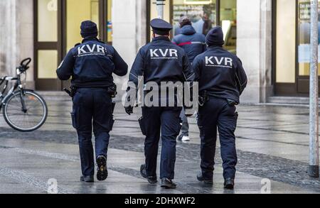 Munich, Bavière, Allemagne. 12 décembre 2020. Les membres du Kreisverwaltungsreferat de Munich (bureaux de comté) qui patrouillent le centre-ville pour les personnes ne portant pas de masques. Les acheteurs de Munich, en Allemagne, se rassemblent dimanche dans la zone piétonne du centre-ville à la veille d'une rencontre entre la chancelière Angela Merkel et les ministres-présidents des États allemands. L'attente est un verrouillage national en Allemagne qui sera levé, au plus tôt, le 10 janvier. Malgré un verrouillage partiel, les nouvelles infections du coronavirus ont régulièrement augmenté et le manque de conformité avec la distanciation et le régul de masque Banque D'Images