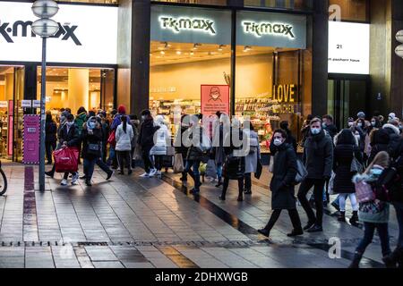 Munich, Bavière, Allemagne. 12 décembre 2020. Parmi les quelque 200 personnes qui attendent d'entrer dans le Munich TK Maxx. Les acheteurs de Munich, en Allemagne, se rassemblent dimanche dans la zone piétonne du centre-ville à la veille d'une rencontre entre la chancelière Angela Merkel et les ministres-présidents des États allemands. L'attente est un verrouillage national en Allemagne qui sera levé, au plus tôt, le 10 janvier. Malgré un verrouillage partiel, les nouvelles infections du coronavirus ont augmenté régulièrement et le manque de conformité avec les règlements de distancement et de masque est apparent. (Credit image: © Sachelle Babba Banque D'Images