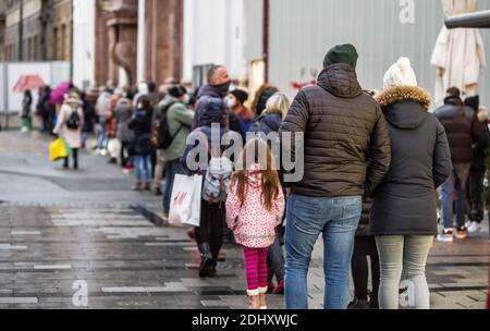 Munich, Bavière, Allemagne. 12 décembre 2020. Parmi les quelque 200 personnes qui attendent d'entrer dans le Munich TK Maxx. Les acheteurs de Munich, en Allemagne, se rassemblent dimanche dans la zone piétonne du centre-ville à la veille d'une rencontre entre la chancelière Angela Merkel et les ministres-présidents des États allemands. L'attente est un verrouillage national en Allemagne qui sera levé, au plus tôt, le 10 janvier. Malgré un verrouillage partiel, les nouvelles infections du coronavirus ont augmenté régulièrement et le manque de conformité avec les règlements de distancement et de masque est apparent. (Credit image: © Sachelle Babba Banque D'Images