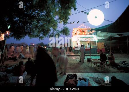 Musique soufi dans la vallée de l'Indus. Vie nocturne en face du sanctuaire Shah Abdul Latif à Sindh, Pakistan. Banque D'Images