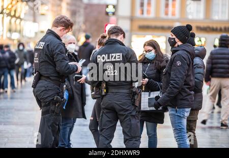 Munich, Bavière, Allemagne. 12 décembre 2020. La police de l'USK de Bavière pendant des patrouilles de masque et de distance à Munich, en Allemagne. Les acheteurs de Munich, en Allemagne, se rassemblent dimanche dans la zone piétonne du centre-ville à la veille d'une rencontre entre la chancelière Angela Merkel et les ministres-présidents des États allemands. L'attente est un verrouillage national en Allemagne qui sera levé, au plus tôt, le 10 janvier. Malgré un verrouillage partiel, les nouvelles infections du coronavirus ont augmenté régulièrement et le manque de conformité avec les règlements de distancement et de masque est apparent. (Image crédit: © Sachelle Ba Banque D'Images