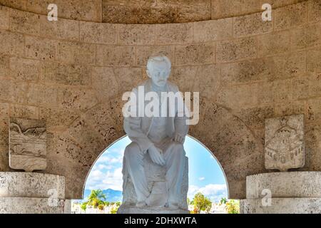 Statue en marbre blanc « Jose Marti » dans sa tombe dans le Cimetière nommé 'Santa Ifigenia' qui est un monument national et une attraction touristique Banque D'Images