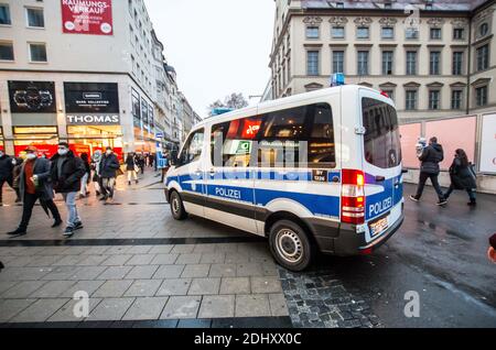 Munich, Bavière, Allemagne. 12 décembre 2020. La police de Munich patrouille dans la zone piétonne du centre-ville à la recherche de violations de masque. Malgré les patrouilles, de grands groupes de personnes étaient démasqués, passant souvent devant la police. Les acheteurs de Munich, en Allemagne, se rassemblent dimanche dans la zone piétonne du centre-ville à la veille d'une rencontre entre la chancelière Angela Merkel et les ministres-présidents des États allemands. L'attente est un verrouillage national en Allemagne qui sera levé, au plus tôt, le 10 janvier. En dépit d'un verrouillage partiel, les nouvelles infections du coronavirus ont régulièrement augmenté et manquent Banque D'Images