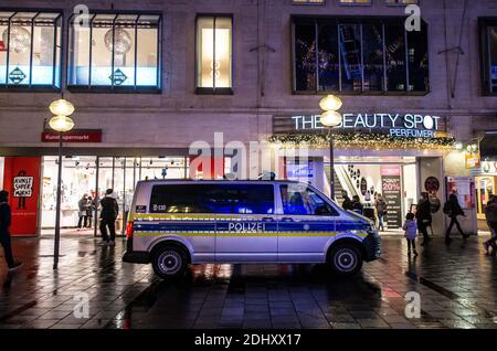 Munich, Bavière, Allemagne. 12 décembre 2020. La police de Munich patrouille dans la zone piétonne du centre-ville à la recherche de violations de masque. Malgré les patrouilles, de grands groupes de personnes étaient démasqués, passant souvent devant la police. Les acheteurs de Munich, en Allemagne, se rassemblent dimanche dans la zone piétonne du centre-ville à la veille d'une rencontre entre la chancelière Angela Merkel et les ministres-présidents des États allemands. L'attente est un verrouillage national en Allemagne qui sera levé, au plus tôt, le 10 janvier. En dépit d'un verrouillage partiel, les nouvelles infections du coronavirus ont régulièrement augmenté et manquent Banque D'Images