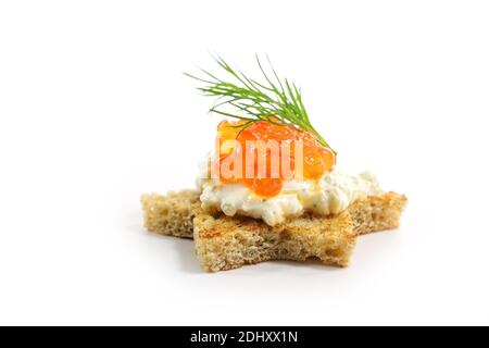 Canape de pain grillé en forme d'étoile avec caviar rouge, crème et garniture d'aneth isolé avec de petites ombres sur un fond blanc, espace de copie, sélecte Banque D'Images