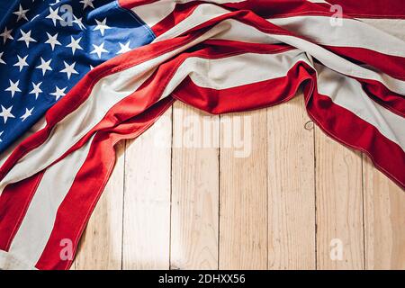 Drapeau américain sur une texture en bois. 4 juillet, jour de l'indépendance des États-Unis et arrière-plan du Memorial Day Banque D'Images