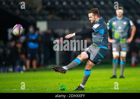 Swansea, pays de Galles, Royaume-Uni. 12 décembre 2020. Ospreys Fly Half Stephen Myler lance une pénalité lors du match de la coupe européenne de rugby Ospreys v Castres Olympique. Crédit : Gruffydd Thomas/Alay Live News Banque D'Images