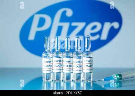 Vaccin Pfizer contre le concept COVID-19. Flacons médicaux en verre avec liquide sur le logo de la société Pfizer. Ampoules avec vaccin Banque D'Images