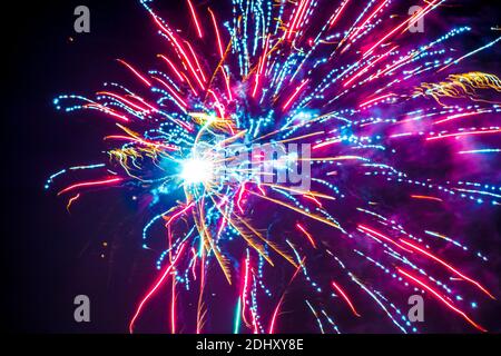 Feux d'artifice colorés dans le ciel nocturne. Banque D'Images