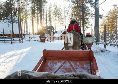 Rovaniemi, Laponie, Finlande - 29 février 2020 : excursion en traîneau à rennes au village du Père Noël, à Rovaniemi Banque D'Images