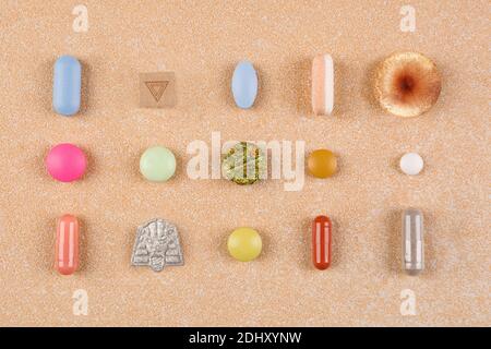 Médecine pharmaceutique et naturelle. Mise en place de la collecte de médicaments. Psychédéliques, cannabis, marijuana médicale, champignons magiques, blotter lsd, mdma ecs Banque D'Images