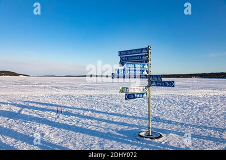 Signalisation routière pour les motoneiges au centre du lac gelé d'Inari, en Laponie, en Finlande Banque D'Images