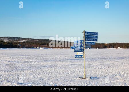 Signalisation routière pour les motoneiges au centre du lac gelé d'Inari, en Laponie, en Finlande Banque D'Images