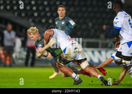 Swansea, pays de Galles, Royaume-Uni. 12 décembre 2020. Ospreys centre Keiran Williams lors du match de la coupe européenne de rugby Ospreys v Castres Olympique. Crédit : Gruffydd Thomas/Alay Live News Banque D'Images