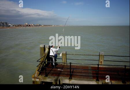 AJAXNETPHOTO. WORTHING, ANGLETERRE. - PÊCHE EN COURS - UN PÊCHEUR SOLITAIRE JETTE SON CROCHET À L'EST À PARTIR DE LA FIN DE LA JETÉE.PHOTO:JONATHAN EASTLAND/AJAX REF:NA130206 495 Banque D'Images