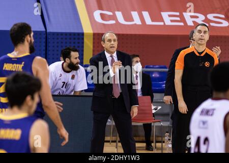 Ettore Messina, entraîneur en chef de l'échange Ax Armani Milan pendant le match de basketball EuroLeague de Turkish Airlines entre le FC Barcelone et l'échange AX Armani Milan le 11 décembre 2020 au Palau Blaugrana à Barcelone, Espagne - photo Javier Borrego / Espagne DPPI / DPPI / LM Banque D'Images