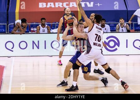 Rolands Smits du FC Barcelona se bat avec Michael Roll de AX Armani Exchange Milan lors du match de basketball EuroLeague de Turkish Airlines entre FC Barcelone et AX Armani Exchange Milan le 11 décembre 2020 au Palau Blaugrana à Barcelone, Espagne - photo Javier Borrego / Espagne DPPI / DPPI / LM Banque D'Images