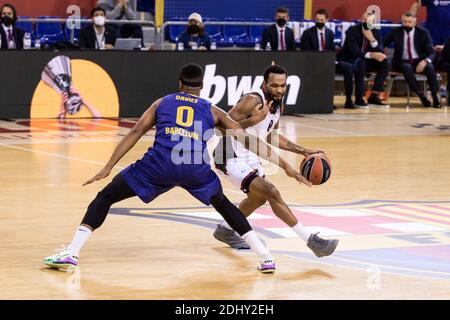 Kevin Punter d'AX Armani Exchange Milan conduit avec Brandon Davies du FC Barcelone lors de l'EuroLeague bas de Turkish Airlines / LM Banque D'Images