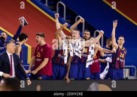 L'équipe du FC Barcelone fête son équipe lors de l'EuroLeague de Turkish Airlines Match entre FC Barcelona et AX Armani Exchan / LM Banque D'Images