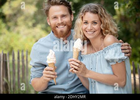 Cheerful couple à rome de manger des cornets de crème glacée Banque D'Images