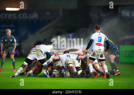 Swansea, pays de Galles, Royaume-Uni. 12 décembre 2020. Une mêlée lors du match de la coupe européenne de rugby Osprey v Castres Olympique. Crédit : Gruffydd Thomas/Alay Live News Banque D'Images