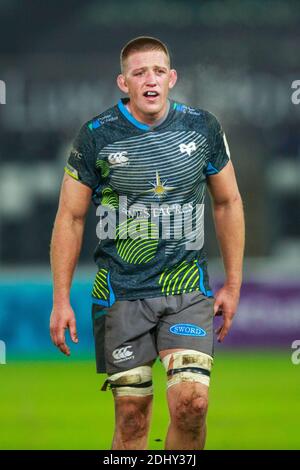 Swansea, pays de Galles, Royaume-Uni. 12 décembre 2020. Les ospreys verrouillent Lloyd Ashley lors du match de la coupe européenne de rugby Ospreys v Castres Olympique. Crédit : Gruffydd Thomas/Alay Live News Banque D'Images