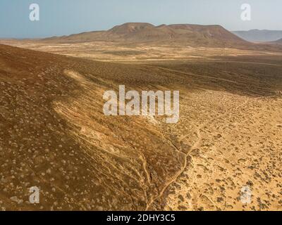 Vue aérienne d'un parcours de randonnée sur la montagne Bermeja, l'île de la Graciosa à Lanzarote, île des Canaries. Espagne. Désert et sable Banque D'Images