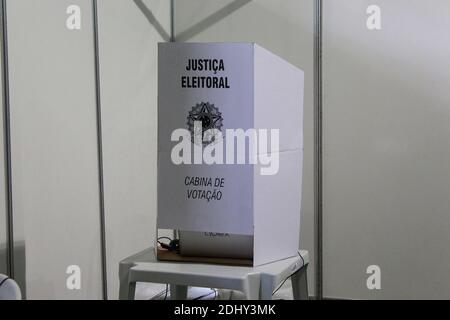 Salvador, Brésil. 12 décembre 2020. Supporter de l'Esporte Clube Bahia défini ce samedi (12) à fonte Nova Arena, le nouveau président du club qu'il assumera pour les trois prochaines années. Sur la photo, le lieu de vote en direct de la plate-forme numérique Bahia. Crédit: Márcio Roberto/FotoArena/Alay Live News Banque D'Images