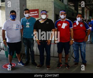 Salvador, Brésil. 12 décembre 2020. Supporter de l'Esporte Clube Bahia défini ce samedi (12) à fonte Nova Arena, le nouveau président du club qu'il assumera pour les trois prochaines années. Sur la photo, les groupes Nova Ordem Tricolor et Independente Tricolor. Crédit: Márcio Roberto/FotoArena/Alay Live News Banque D'Images